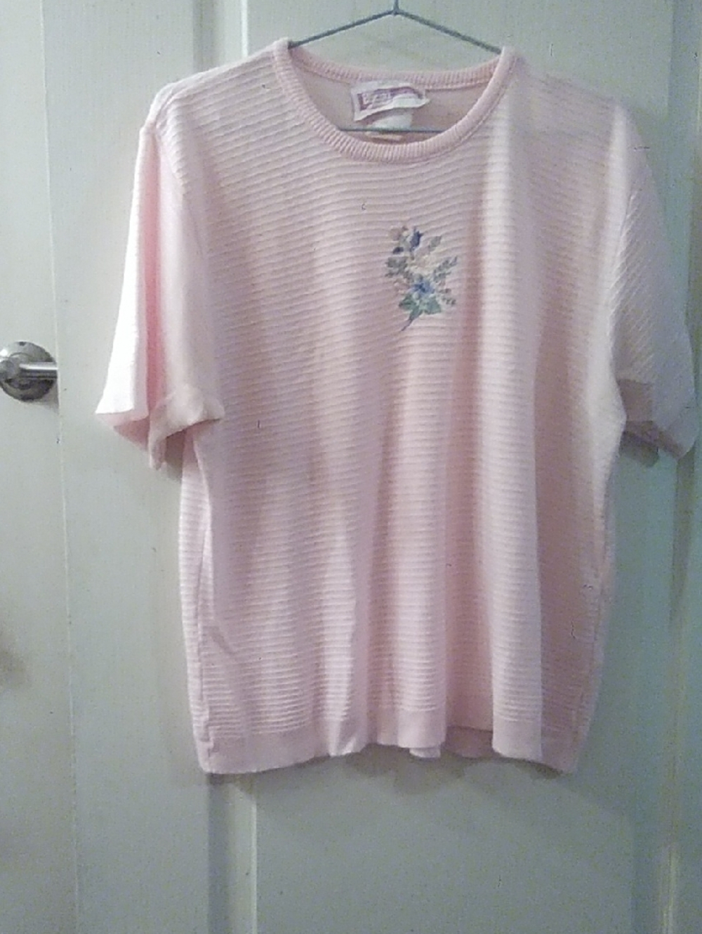 Light Pink Ribbed Short-Sleeve Knit Shirt with Floral Embroidery